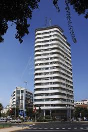 Image du Maroc Professionnelle de  Le premier gratte-ciel africain situé sur la place Lemaigre Dubreuil construit à Casablanca entre 1949 et 1951 est le fameux "L’immeuble paquebot " qui donne le dos à la mer en direction du sud. Connu sous le nom de "17 étages" ou "Le Liberté" œuvre de l’architecte suisse Léonard René Morand., le Dimanche 10 Août 2008. (Photo / Abdeljalil Bounhar)

